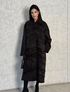 Шуба длинная из меха каракульчи в натурально-коричневом цвете - фото 17