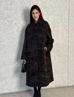 Шуба длинная из меха каракульчи в натурально-коричневом цвете - фото 16