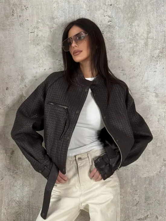 Женский бомбер из натуральной плетёной кожи - фото 11