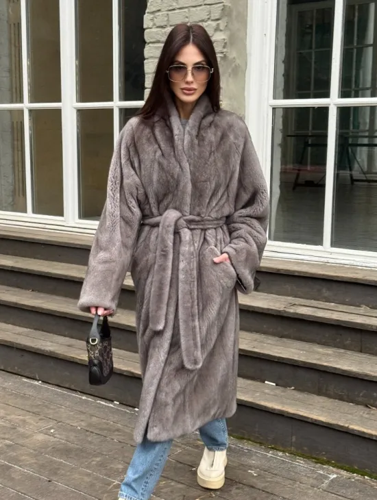 Шуба из скандинавской норки «Грей»  с V-образным воротником и внутренней резинкой на талии - фото 3