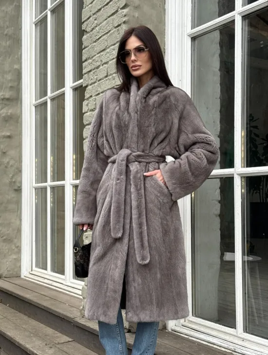 Шуба из скандинавской норки «Грей»  с V-образным воротником и внутренней резинкой на талии - фото 8