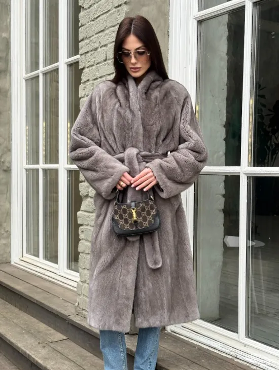 Шуба из скандинавской норки «Грей»  с V-образным воротником и внутренней резинкой на талии - фото 2