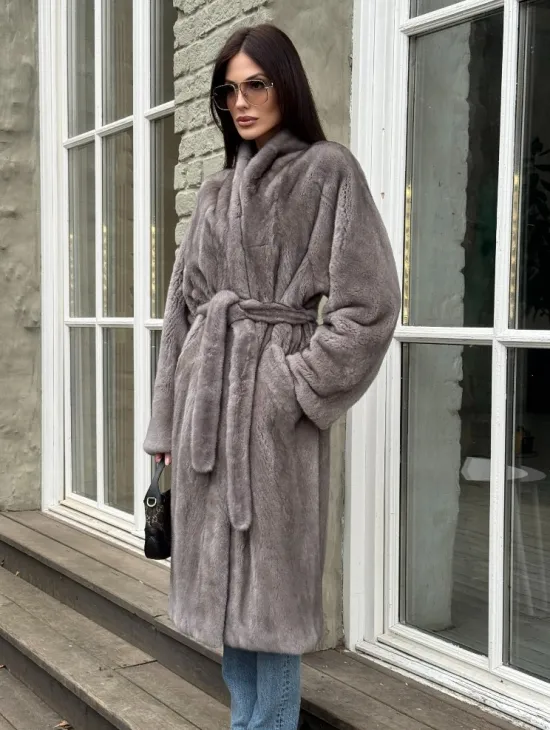 Шуба из скандинавской норки «Грей»  с V-образным воротником и внутренней резинкой на талии - фото 0