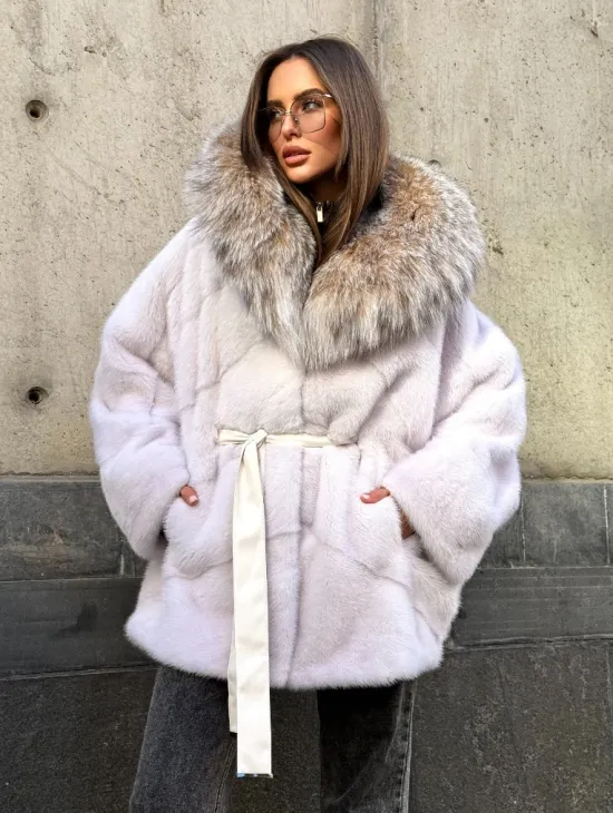 Белая норковая шуба-кимоно с капюшоном из отделки рыси - фото 8