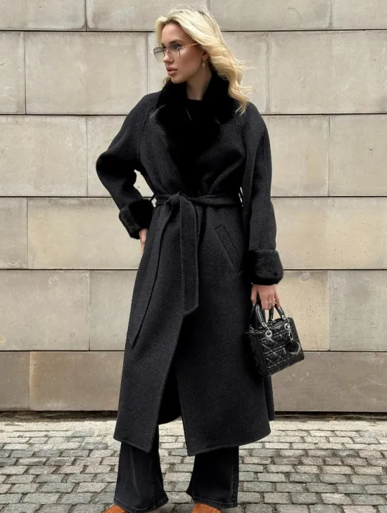 Женское демисезонное шерстяное пальто-халат с отделкой из меха норки - фото 9