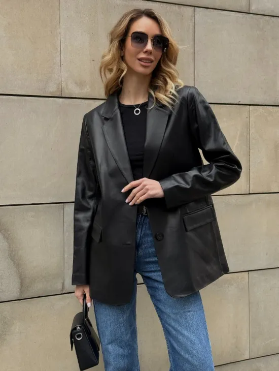 Черный кожаный пиджак классического кроя с клапанами на карманах - фото 3