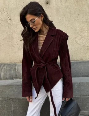 Модная приталенная куртка с плечами в стиле 90-х - фото 7