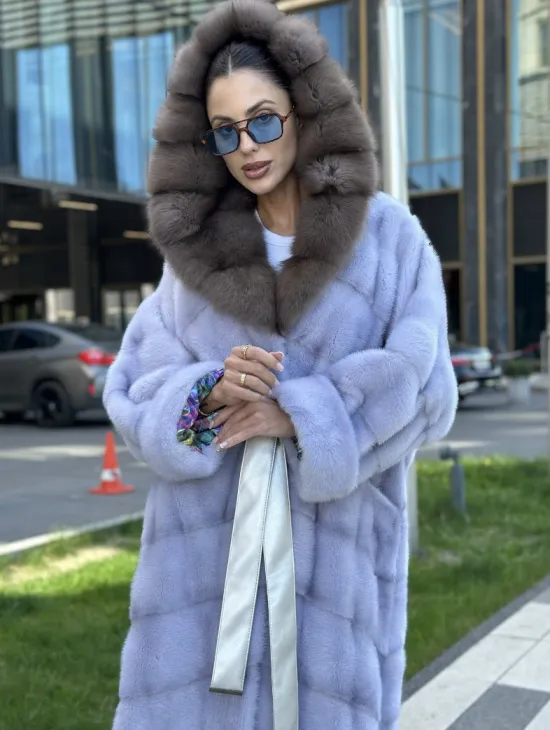 Удлиненная голубая норковая шуба с капюшоном из куницы - фото 1