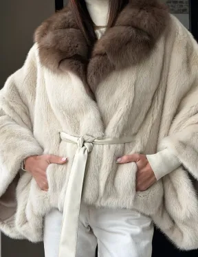 Светлое норковое пончо с воротником из куницы - фото 6