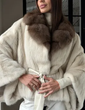 Светлое норковое пончо с воротником из куницы - фото 7