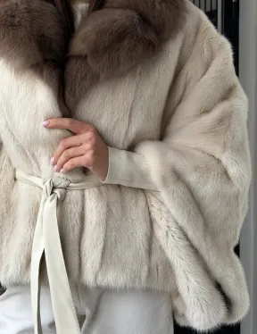 Светлое норковое пончо с воротником из куницы - фото 3