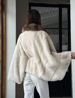 Светлое норковое пончо с воротником из куницы - фото 23