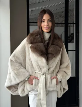 Светлое норковое пончо с воротником из куницы - фото 22