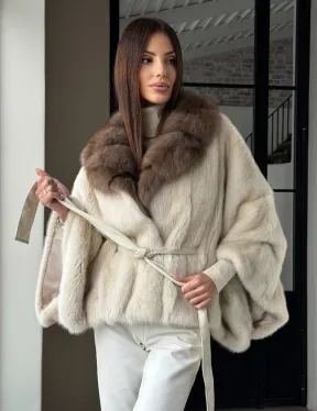 Светлое норковое пончо с воротником из куницы - фото 15