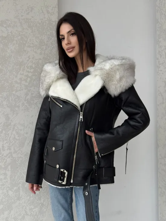 Черная куртка дубленка с капюшоном - фото 6