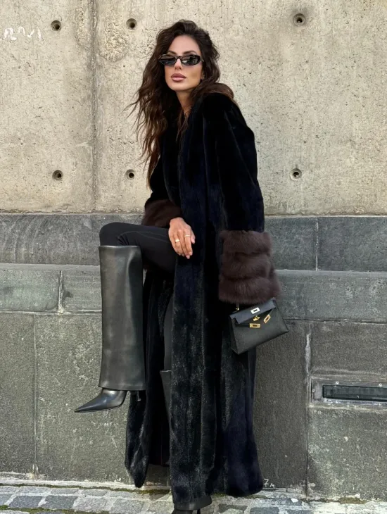 Длинная черная норковая шуба с манжетами из меха куницы - фото 10