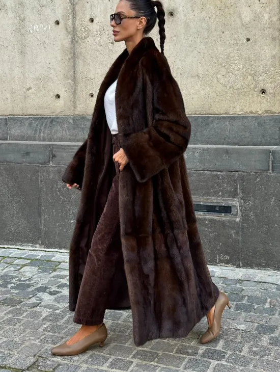 Эффектная норковая шуба цвета 
