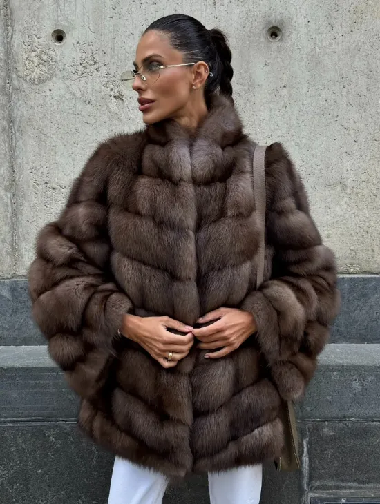 Женская шуба из меха куницы в цвете соболь - фото 10