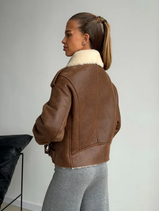 Короткая косуха-дубленка из овчины - фото 5