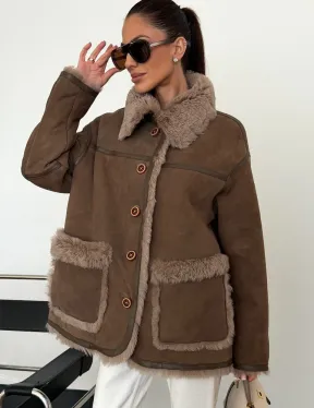 Коричневая замшевая дубленка на мехе тиградо - фото 0