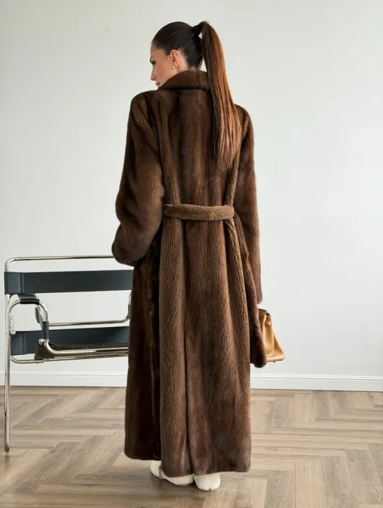 Прямая шуба из норки с поясом - фото 7