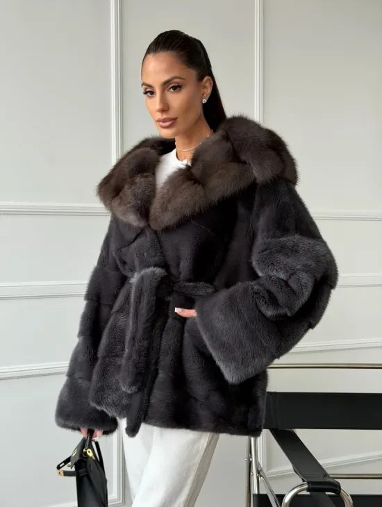 Графитовая шуба с капюшоном из куницы - фото 10