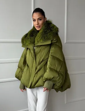 Женский стеганный пуховик с воротником чернобурки - фото 12