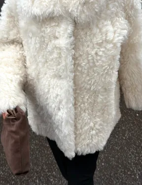 Белая шубка из тиградо - фото 6