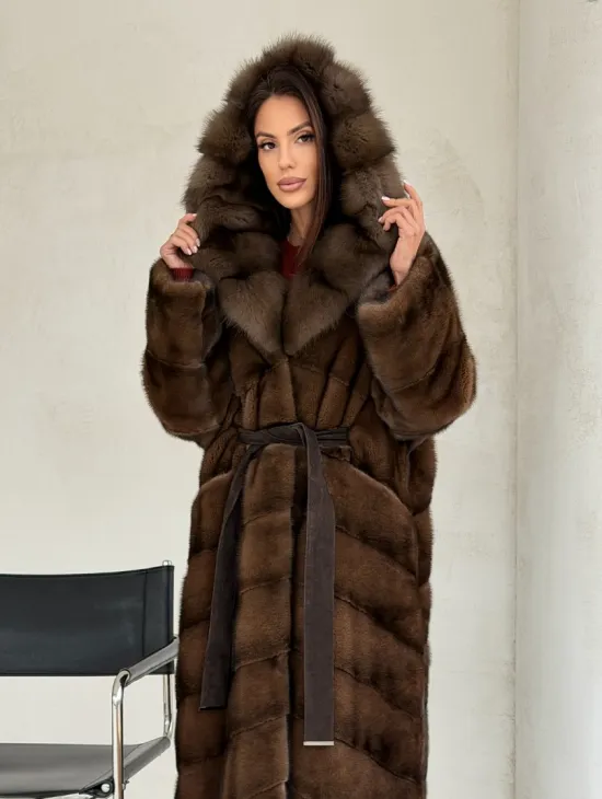 Норковая шуба цвета «орех» с капюшоном из куницы - фото 10