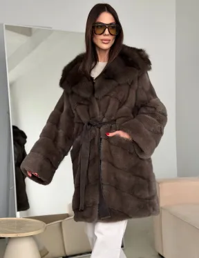 Шуба норковая с капюшоном из куницы - фото 11