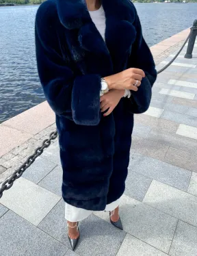 Шуба из плюшевой норки в цвете индиго - фото 3