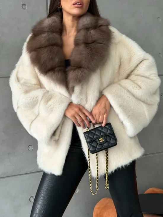 Норковая шуба с отделкой на воротнике из куницы - фото 3