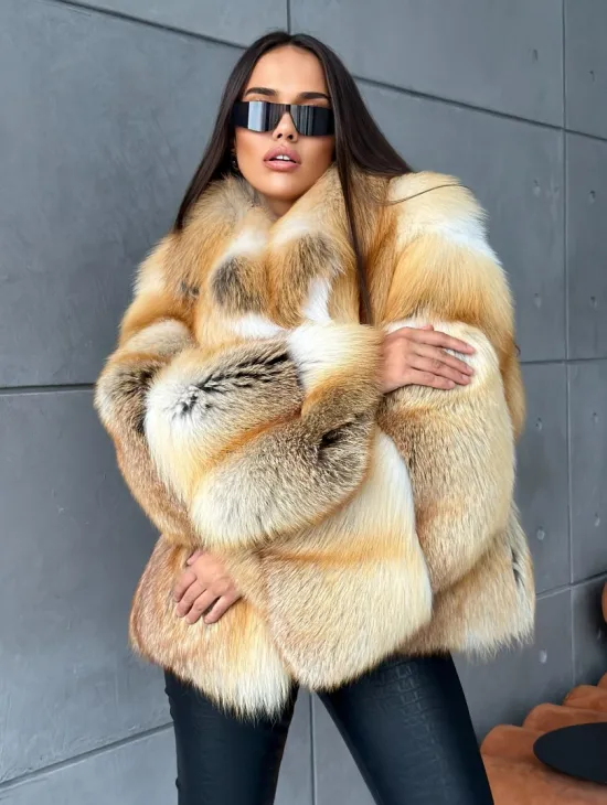 Короткая шуба из золотой альпийской лисы - фото 4