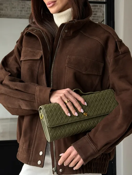 Коричневая куртка из натуральной замши тренд 2026 - фото 4