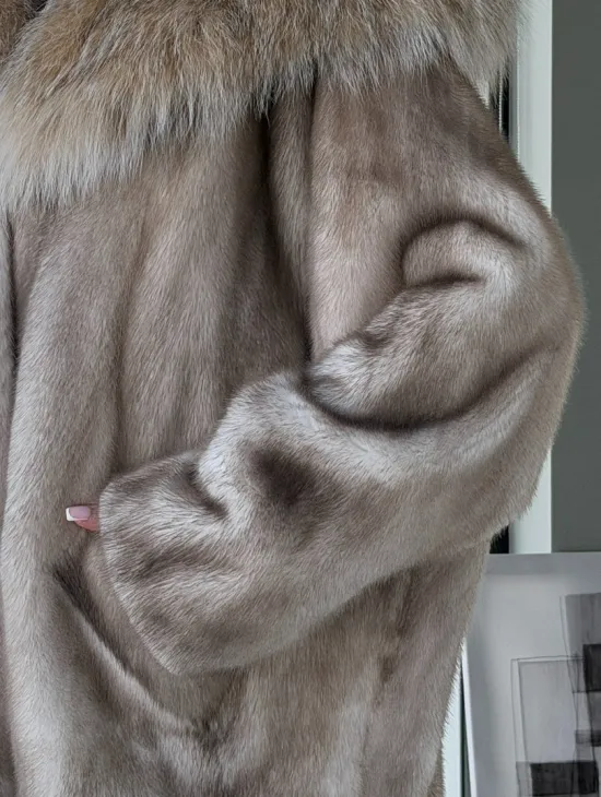 Шуба из аукционной пепельной норки с капюшоном из рыси - фото 1