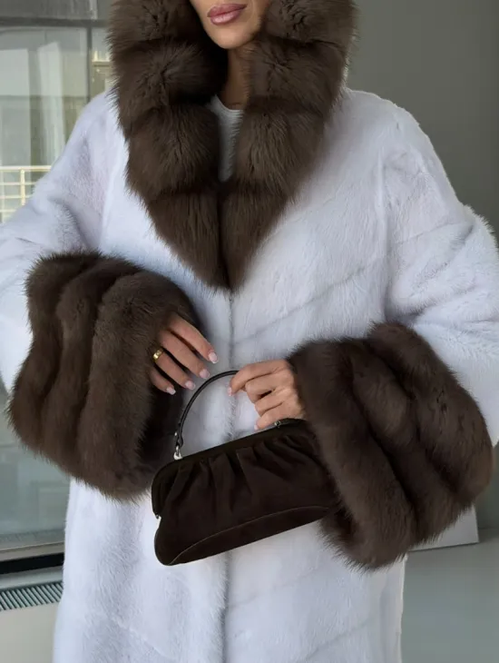 Белая норковая шуба с отделкой из куницы на рукавах и капюшоне - фото 1