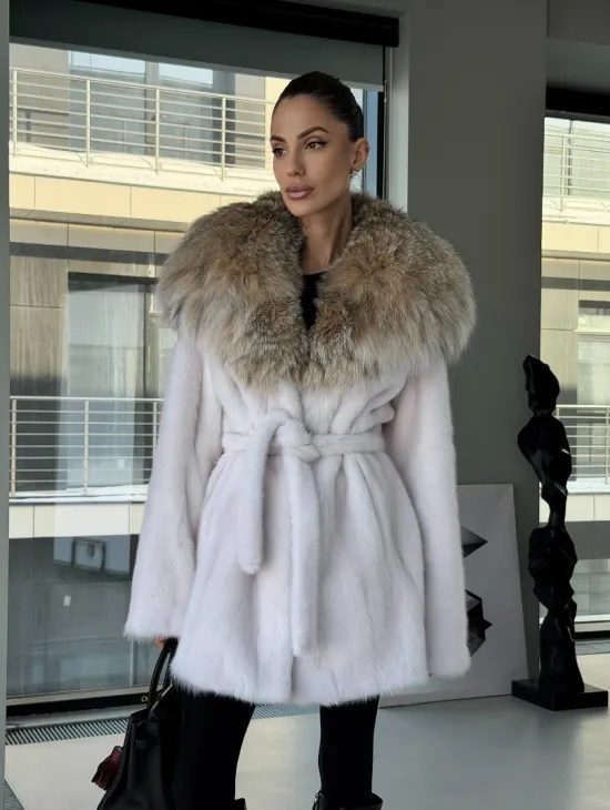 Белая шуба с капюшоном из рыси - фото 17