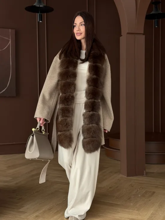 Пальто с отделкой из меха песца - фото 8