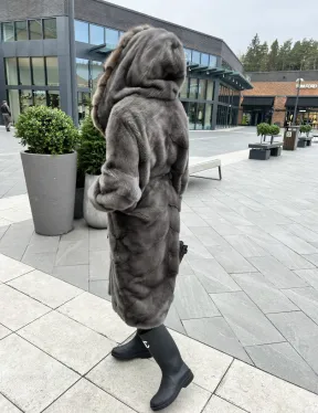 Шуба норковая с капюшоном из меха куницы в цвете графит грей - фото 3