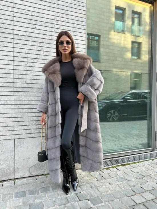 Длинная шуба из норки воротник-капюшон куница светло-серого цвета - фото 4