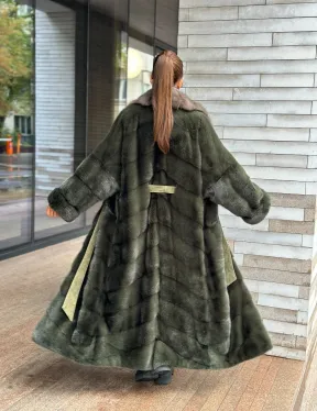 Шуба норковая хаки с воротником из меха куницы - фото 6