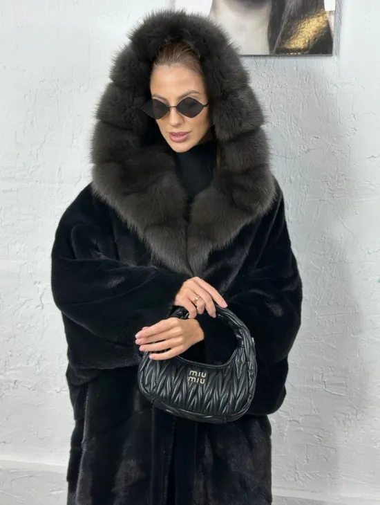 Эффектная шуба свободного силуэта с капюшоном куница - цвет инфинити - фото 4