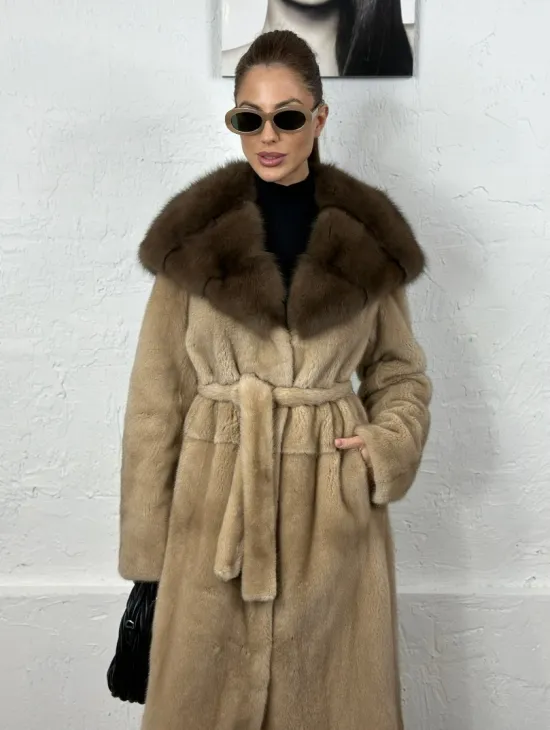 Песочная норковая шуба с капюшоном из куницы - фото 4