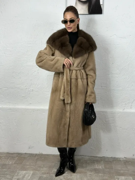 Песочная норковая шуба с капюшоном из куницы - фото 7
