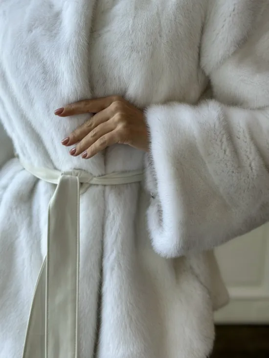 Белая шуба из меха норки (крестовка) стойка воротник - фото 1