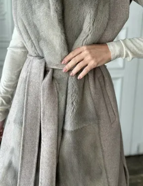 Пальто без рукавов с отделкой из меха норки - фото 2