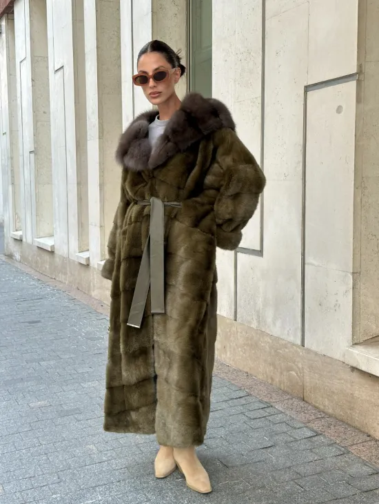 Норковая шуба зеленого цвета с капюшоном из меха куницы - фото 0
