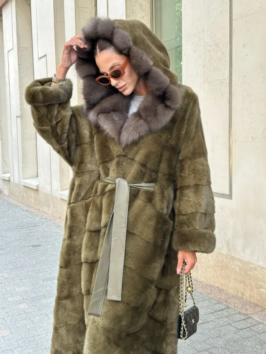 Норковая шуба зеленого цвета с капюшоном из меха куницы - фото 1
